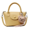 Gelbe Handtasche aus Leder mit Litschi-Struktur, Bärenanhänger und Schultergurt - Mit Anhänger / Gelb