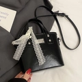 Bolso tipo cubo negro brillante minimalista con lazo de encaje blanco y placa de plata - Negro (Sin Colgante)