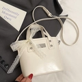Elegante bolso de cuero blanco crema con lazo de encaje y correa ajustable - Blanco Roto (Sin Colgante)