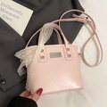 Bolso tipo cubo rosa claro con elegante lazo de encaje y correa ajustable para el hombro - Rosa (Sin Amuleto)