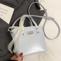 Bolso cubo azul claro minimalista con lazo de encaje y placa metálica decorativa - Azul (Sin Colgante)