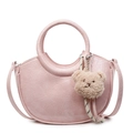 Rosa Beuteltasche aus plissiertem Kunstleder mit süßem Bärenanhänger und Riemen - Rosa
