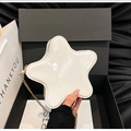 Sac bandoulière blanc chic en forme d'étoile en cuir verni brillant avec chaîne dorée - Blanc Cassé
