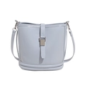 Elegante hellblaue Eimertasche aus Leder mit silberner Schnalle und Schultergurt - Blau