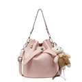 Bolso tipo cubo rosa con textura litchi, cadena de metal y lindo colgante de oso - Rosa Con Encanto de Oso