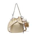 Bolso tipo cubo beige de grano lichi con correa de cadena y colgante de osito - Amarillo Con Colgante Oso