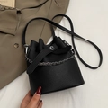 Bolso saco clásico negro con textura de lichi, cadena plateada y detalle de cordón - Negro - Sin Colgante