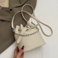 Bolso tipo cubo de cuero granulado crema con cadena plateada y correa ajustable - Blanco Roto - Sin Colgante