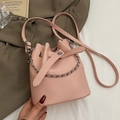 Rosa Eimer-Tasche mit Lychee-Struktur, silberner Metallkette und Leder-Umhängeriemen - Rosa - Ohne Anhänger