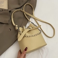 Cremegelbe Beuteltasche aus Leder mit Lychee-Narbung und eleganter Metallkette - Gelb - Ohne Anhänger