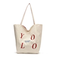 Tragetasche aus cremeweißem Canvas mit rotem YOLO-Slogan und blauem Textaufdruck - Rot