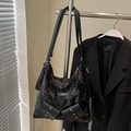 Borsa tote in pelle PU con motivo marmo nero, catena d'argento e dettagli con occhielli - Nero (Senza Ciondolo)