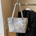 Sac cabas argenté métallisé avec longues anses et cordon latéral de style minimaliste - Argent - Sans Pendentif