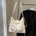 Elegante borsa tote in nylon crema con tasche a rivetto e dettaglio di catena metallica - Beige (Senza Ciondolo)