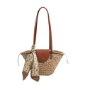 Bolso de hombro de paja beige con solapa de cuero marrón y detalle de pañuelo - Estilo 2 (Decoración Pañuelo Floral Amarillo)