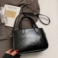 Minimalistische zwarte glanzende handtas van oliewasleder met een verstelbare schouderriem - Zwart - Zonder Hanger