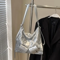 Borsa tote argento con trama marmorea e dettaglio catena in una vista variante - Argento (Senza Ciondolo)