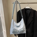 Blue cloud-patterned nylon tote bag with leather straps and silver chain decoration - Blue (No Pendant)