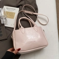 Minimalistische lichtroze crossbodytas van oliewasleer met handvatten en logoprint - Roze - Zonder Hanger