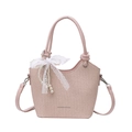 Sac seau tissé rose avec nœud en dentelle, breloque perle et poignée en cuir - Rose