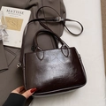 Minimalistische kleine vierkante tas in donkerbruin oliewasleder met vintage craquelé textuur - Koffie Zonder Hanger