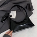 Elegante bolso de hombro en cuero sintético negro brillante con correas ajustables - Negro - Sin Colgante