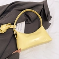 Bolso de hombro amarillo brillante en cuero suave con correa ajustable y acabado brillante - Amarillo - Sin Colgante