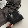 Borsa a secchiello nera minimalista in pelle sintetica lucida con tracolla - Senza Ciondolo / Nero