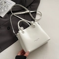 Borsa a secchiello bianca minimalista in pelle con manici e tracolla regolabile - Senza Ciondolo / Bianco