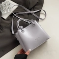 Elegante borsa a secchiello in pelle viola chiaro con manico e tracolla regolabile - Senza Ciondolo / Viola