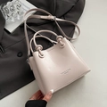 Borsa a secchiello minimalista in pelle rosa chiaro con manico e tracolla per donna - Senza Ciondolo / Rosa