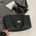 Bolso negro con textura de lichi, cierre giratorio plateado y correa ancha ajustable - Negro Pequeño (Sin Adorno)