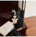 Dettaglio borsa porta cellulare in pelle nera martellata con charm a forma di anatra - Con Ciondolo / Nero