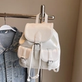 Witte kunstleren rugzak met meerdere zakken en trekkoordsluiting in een lifestyle setting - Beige (Zonder Hanger)