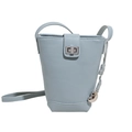 Sac seau bleu clair minimaliste en cuir grainé avec un pendentif en forme de cœur - Bleu