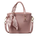 Borsa a secchiello rosa con trama litchi e manico decorato con foulard in seta - Rosa