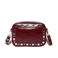 Chique bordeaux lakleren crossbody tas met zilveren klinknagels op witte achtergrond - Bordeauxrood