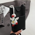 Sac bandoulière noir pour téléphone en cuir litchi avec un joli charm de canard blanc - Pendentif Canard Blanc en Cuir / Noir