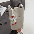 Sac à bandoulière blanc cassé texture litchi avec charmant pendentif canard - Pendentif Canard Blanc en Cuir / Blanc Cassé