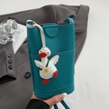 Mini sac à téléphone vert texture litchi avec un joli porte-clés canard blanc - Pendentif Canard Blanc en Cuir / Bleu