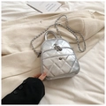 Silberner gesteppter Mini-Rucksack mit Metallic-Effekt und Kettengurt für Damen - Silber