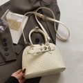 Borsa a mano color crema a forma di conchiglia con trama intrecciata e tracolla - Senza Ciondolo / Bianco