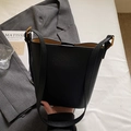 Sac seau noir minimaliste en cuir grainé avec finitions dorées et doublure contrastée - Noir - Sans Pendentif