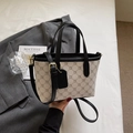 Borsa a secchiello beige e nera con motivi geometrici e dettagli in oro lucido - Bianco e Nero