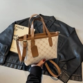 Elegante borsa tote in tela monogram beige con manici in pelle marrone e fibbia dorata - Beige e Marrone