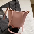 Sac seau rose à texture litchi avec détails dorés et bandoulière pour femmes - Rose - Sans Pendentif