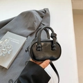 Mini bolso cuadrado negro brillante con asas dobles y correa fina al hombro - Negro