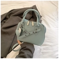 Détail du sac à main bleu clair en cuir grainé avec double fermeture éclair argentée - Bleu