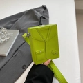 Borsa a scatola in pelle verde neon con design creativo a giacca e tracolla larga - Verde
