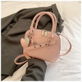 Sac à main rose texture litchi avec pendentif cœur et bandoulière réglable - Rose
